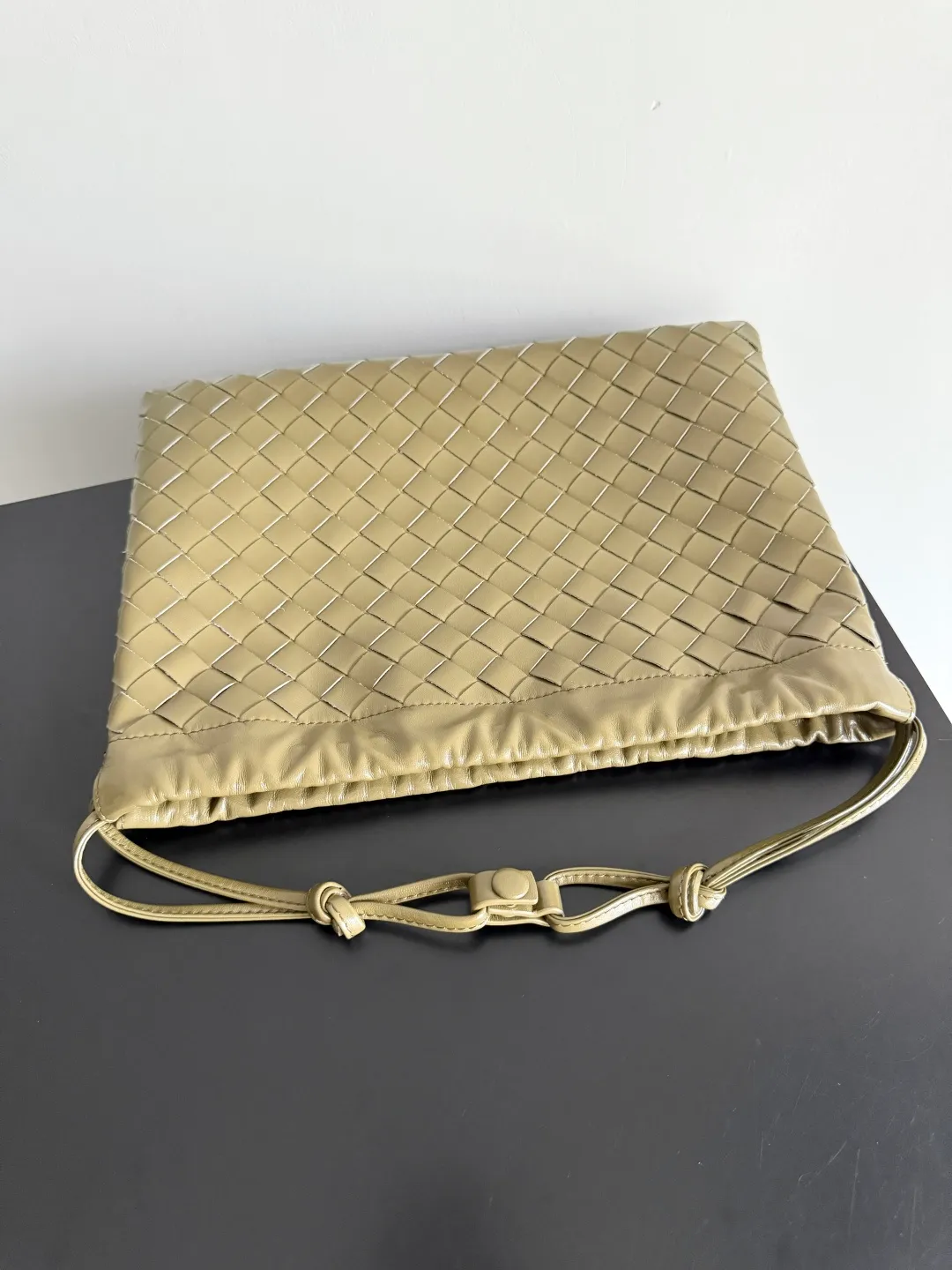 Batch 1560 Armpit bags have become a fashionable item that every girl has in their hands in recent years🛍️. The elegant and simple style has won the love of many people of different ages. However, there is an unavoidable trouble with armpit bags, that is, the capacity is too small, and BOTTEGA VENETA’s new Dustbag Considering people's travel needs, the capacity of garbage bags has been greatly upgraded. Folding umbrellas, water cups, and girls' makeup powder and lipstick can all be accommodated. It is very light and resistant to dirt. Even if you have a lot of things when traveling, it can reduce the burden to a certain extent. The shoulder straps are buckled and can be changed at will. It can be used for hand holding or as the liner of a large bag. After the drawstring is drawn, it looks like a cloud bag. It is very suitable for concave styling when traveling in summer🙋🏻‍♀️ Style number: 796728 Size: 32*23*1cm